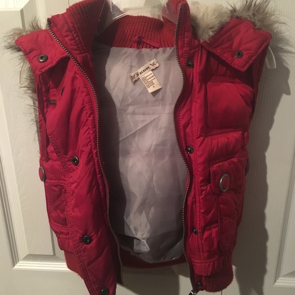 2/$25 F21 Streetwear Red Hooded Faux Fur Puffer Vest - Picture 6 of 7
